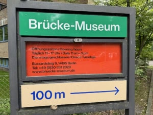 Hinweis-System_zum_Brücke-Museum